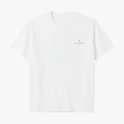 Camiseta com estampa frontal de logo minimalista "José Viráes Gastronomia" no peito e estampa traseira com logo ampliado e texto circular "José Viráes Gastronomia".