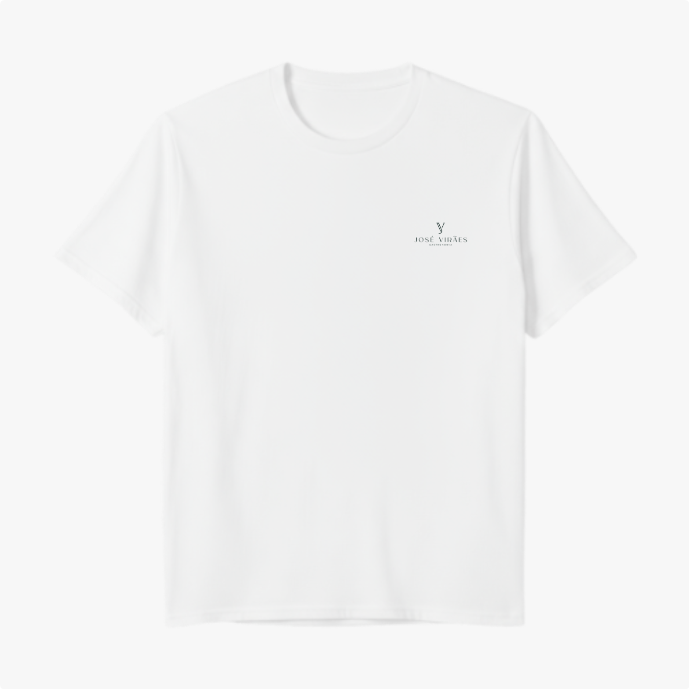 Camiseta com estampa frontal de logo minimalista "José Viráes Gastronomia" no peito e estampa traseira com logo ampliado e texto circular "José Viráes Gastronomia".