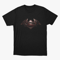 Camiseta com estampa frontal de um emblema estilizado que combina elementos de morcego e escudo, detalhado com nuances metálicas e textura intricada.