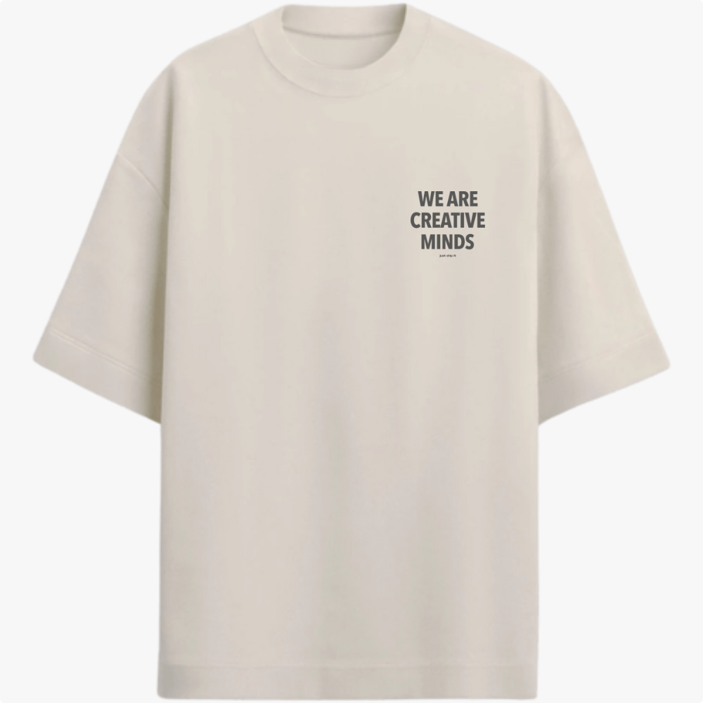 Camiseta com estampa frontal de texto "WE ARE CREATIVE MINDS" e estampa traseira maior com mesma frase, acompanhada de texto menor "just ship it".