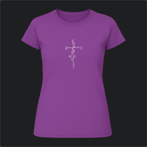 Camiseta com estampa frontal de uma cruz ornamentada por delicados ramos florais que se entrelaçam ao longo de toda sua extensão, detalhando folhas.