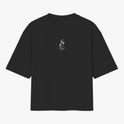 Camiseta com estampa frontal de logotipo estilizado "Sossai" pequeno e estampa traseira de imagem elaborada com mãos segurando uma fita vermelha e texto decorativo.