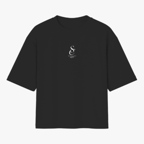 Camiseta com estampa frontal de logotipo estilizado "Sossai" pequeno e estampa traseira de imagem elaborada com mãos segurando uma fita vermelha e texto decorativo.