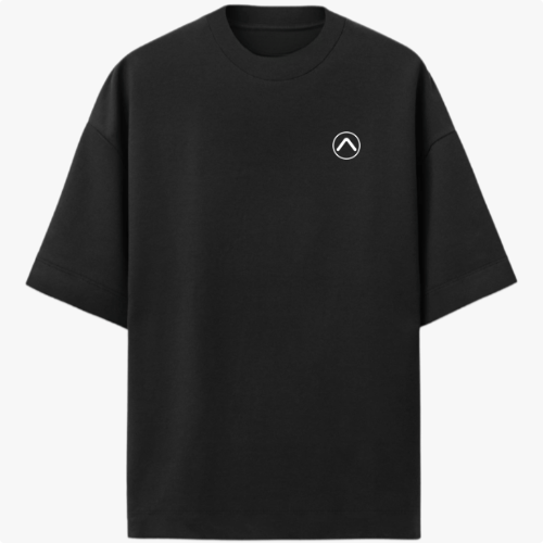 Camiseta com estampa frontal de logo minimalista e estampa traseira de leopardo majestoso em ambiente selvagem com folhagens e palmeiras ao fundo.