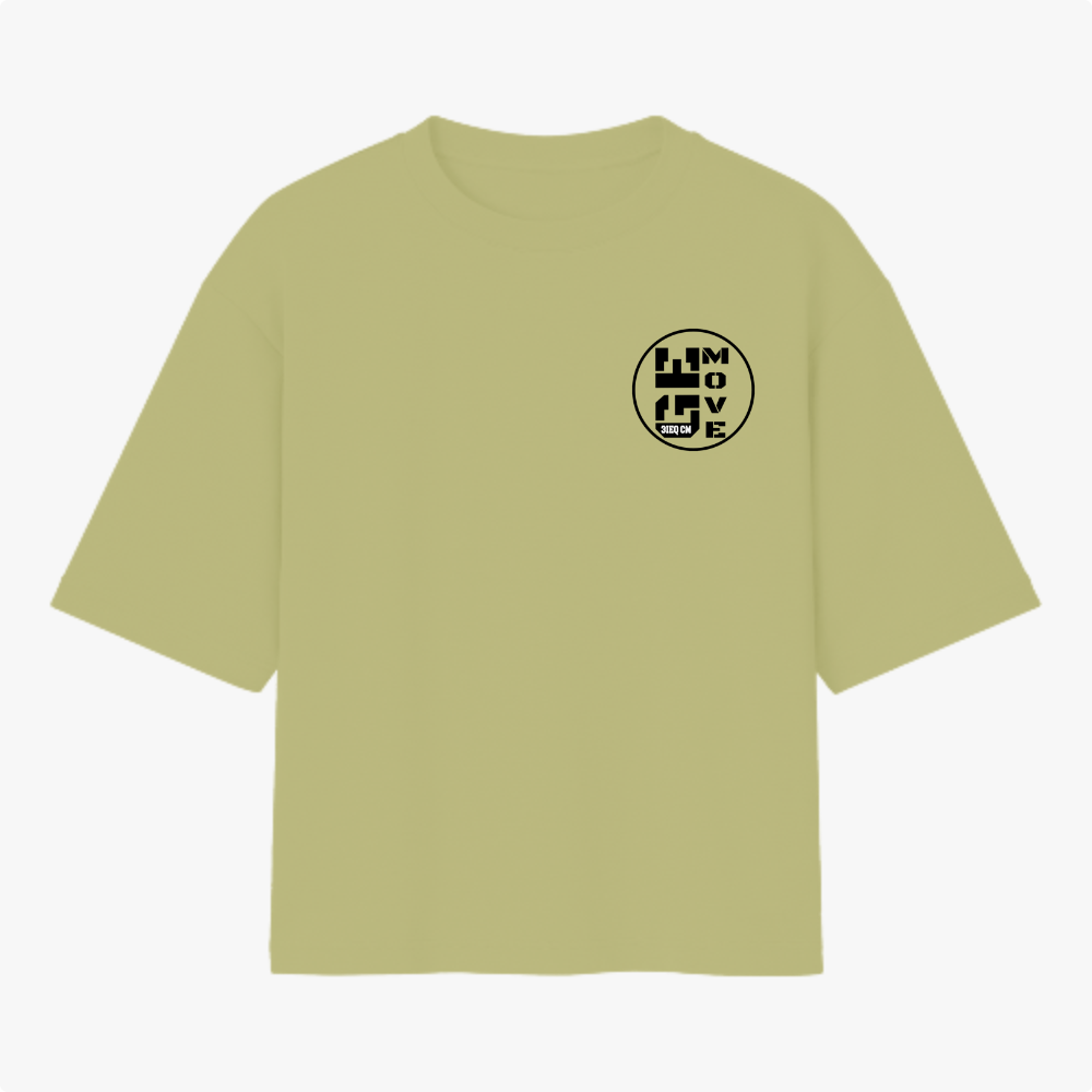 Camiseta com estampa frontal de texto circular "MOVE" e estampa traseira de texto "AVIVA JOVEM" com chamas e citação bíblica de 1 Pedro 2:9.