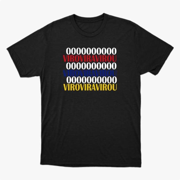 Camiseta com estampa frontal de linhas de zeros alternadas com a palavra "VIROVIRAVIROU" em vermelho, azul e amarelo.