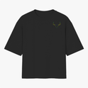 Camiseta com estampa frontal de chifres estilizados, localizados no lado esquerdo superior, e estampa traseira de cabeça de touro com texto "Jeito Marruco".
