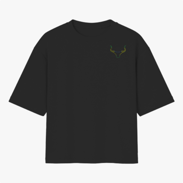 Camiseta com estampa frontal de chifres estilizados, localizados no lado esquerdo superior, e estampa traseira de cabeça de touro com texto "Jeito Marruco".
