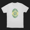 Camiseta com estampa frontal de uma digital estilizada formando a bandeira do Brasil, integrando as listras curvas em tons contrastantes.