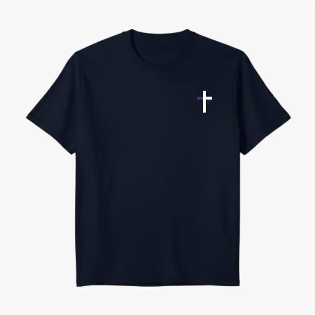 Camiseta com estampa frontal de cruz vertical com detalhes finos e estampa traseira com frase "SOMOS A GERAÇÃO ELEITA", globo de linhas e citação bíblica.