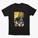 Camiseta com estampa frontal de uma figura feminina em estilo artístico, adornada com joias e detalhes florais, destacando expressões culturais e místicas.