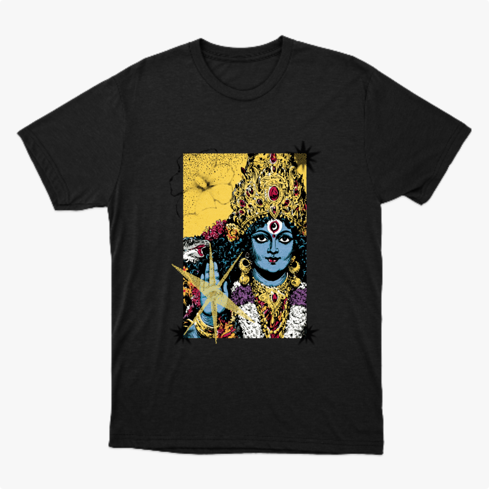 Camiseta com estampa frontal de uma figura feminina em estilo artístico, adornada com joias e detalhes florais, destacando expressões culturais e místicas.