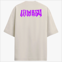 Camiseta com estampa frontal de duas mãos fazendo gesto de paz acima da palavra "LOWREY" e estampa traseira da palavra "LOWREY" em fonte estilizada.