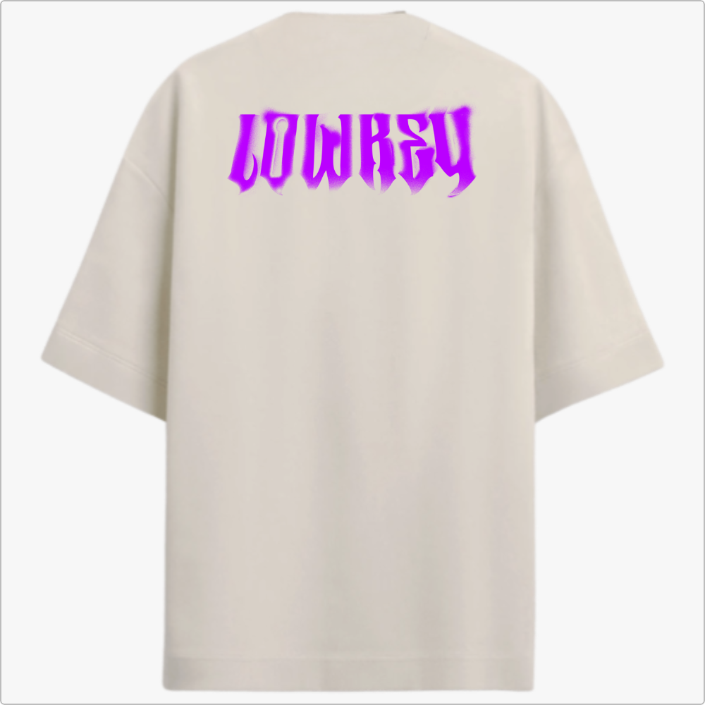 Camiseta com estampa frontal de duas mãos fazendo gesto de paz acima da palavra "LOWREY" e estampa traseira da palavra "LOWREY" em fonte estilizada.