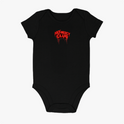 Body infantil com estampa frontal de uma cobra estilizada em formato circular e detalhes escorridos e estampa traseira de texto "No Mercy Club" gotejante.