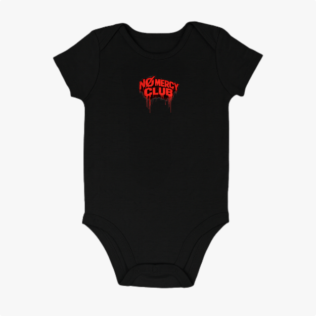 Body infantil com estampa frontal de uma cobra estilizada em formato circular e detalhes escorridos e estampa traseira de texto "No Mercy Club" gotejante.