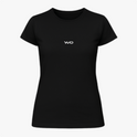 Camiseta com estampa frontal de um discreto logotipo estilizado em fonte moderna.