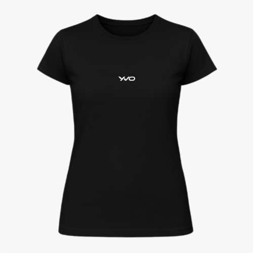 Camiseta com estampa frontal de um discreto logotipo estilizado em fonte moderna.
