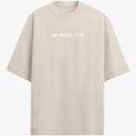 Camiseta com estampa frontal de texto estilizado "no mercy club" e estampa traseira de cobra detalhada, cercada por texto e símbolos impactantes.