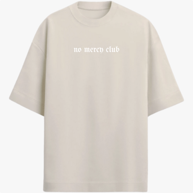 Camiseta com estampa frontal de texto estilizado "no mercy club" e estampa traseira de cobra detalhada, cercada por texto e símbolos impactantes.