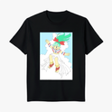 Camiseta com estampa frontal de personagem animado sorridente com cabelos esvoaçantes e laço, em pose dinâmica, cercada por nuvens brancas.