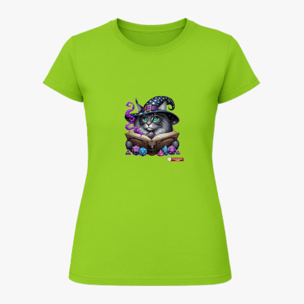 Camiseta com estampa frontal de gato com chapéu de mago, lendo um livro cercado por cristais e névoa; estampa traseira com pequeno logotipo textual.