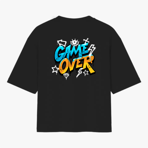 Camiseta com estampa traseira de "GAME OVER" em estilo grafite, cercada por elementos como raios, estrelas, olhos e um diamante de forma estilizada.