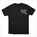 Camiseta com estampa frontal de texto estilizado "LIZZY CORP" ao lado de um pequeno símbolo geométrico, ambos localizados na parte superior direita.