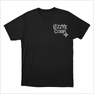 Camiseta com estampa frontal de texto estilizado "LIZZY CORP" ao lado de um pequeno símbolo geométrico, ambos localizados na parte superior direita.