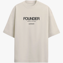 Camiseta com estampa frontal de texto "FOUNDER" em negrito seguido por "Working 24/7 for a dream" e logo "justshipit" logo abaixo.