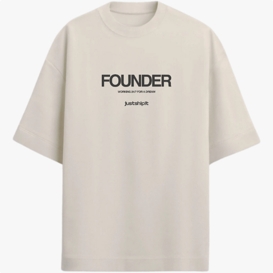 Camiseta com estampa frontal de texto "FOUNDER" em negrito seguido por "Working 24/7 for a dream" e logo "justshipit" logo abaixo.