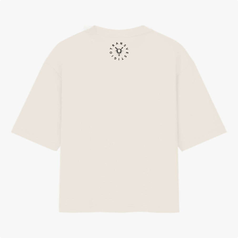 Camiseta com estampa frontal de cavalo de Tróia com símbolo masculino e texto "CAVALO DE TRÓIA DA MASCULINIDADE" e estampa traseira de logotipo circular.