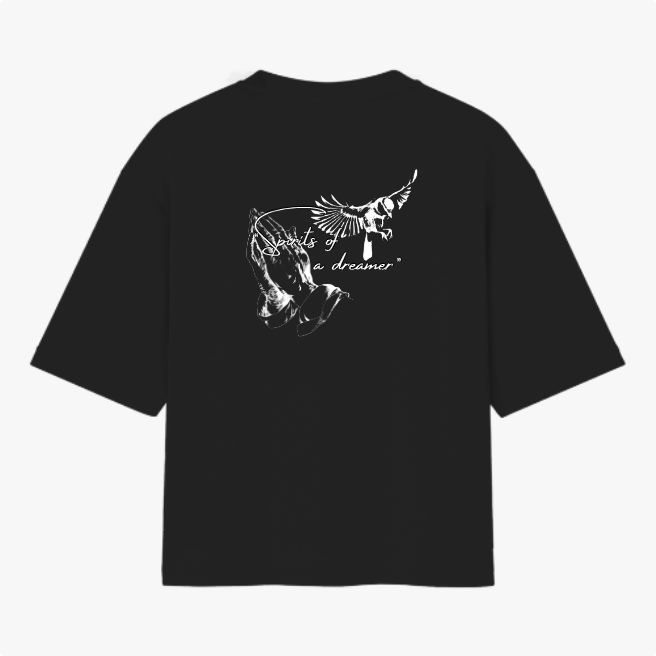 Camiseta com estampa frontal de logotipo com texto estilizado e estampa traseira de imagem de um pássaro em voo com frase artística integrada.