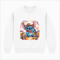 Moletom com estampa frontal de personagem azul com chapéu de cowboy, bandana e violão, sentado em cerca de madeira com fundo de pôr do sol.