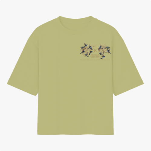 Camiseta com estampa frontal de intrincados padrões florais e texto centralizado, e estampa traseira de figura celestial com a inscrição "A PASTORA".
