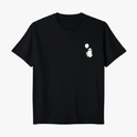 Camiseta com estampa frontal de um pequeno fantasma segurando um balão, localizado no lado esquerdo do peito, oferecendo um toque divertido e sutil.