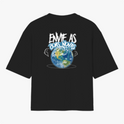 Camiseta com estampa frontal de logotipo pequeno em um oval e estampa traseira de frase estilizada acima de imagem do planeta Terra em um fundo circular.