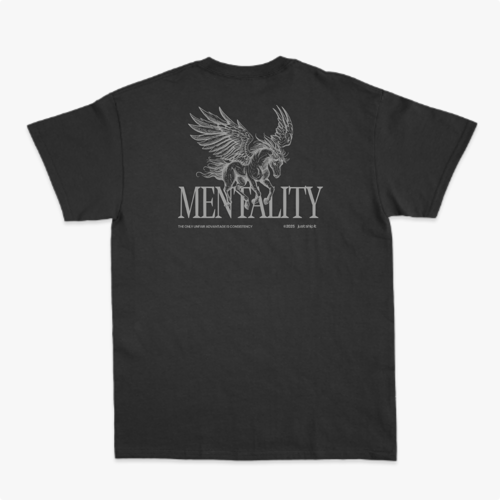 Camiseta com estampa frontal de cavalo alado detalhado e a palavra "Just Right" abaixo, e estampa traseira com o mesmo cavalo alado sobre palavra "MENTALITY".