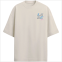 Camiseta com estampa frontal de “L5 2C” em estilo pixelizado e texto menor em roxo, e estampa traseira ampliada do mesmo texto com caracteres adicionais.