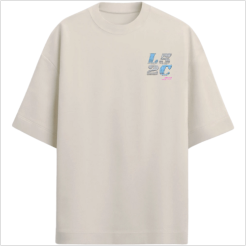 Camiseta com estampa frontal de “L5 2C” em estilo pixelizado e texto menor em roxo, e estampa traseira ampliada do mesmo texto com caracteres adicionais.