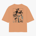 Camiseta com estampa frontal de personagem em pose reflexiva e texto japonês, e estampa traseira de quadrinhos com cenas de personagens e falas.