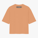 Camiseta com estampa traseira de retângulo contendo símbolos circulares nos cantos, a palavra "VOID" no centro, e abaixo "INFINITY" em fonte discreta.