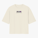 Camiseta com estampa frontal de olhos intensos e nome em destaque, e estampa traseira de personagem estilizado com texo, figuras geométricas e ilustrações.