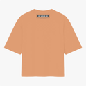 Camiseta com estampa traseira de duas linhas, onde se lê "VOID" cercado por dois círculos, e abaixo "INFINITY", em fonte clara e estilizada.