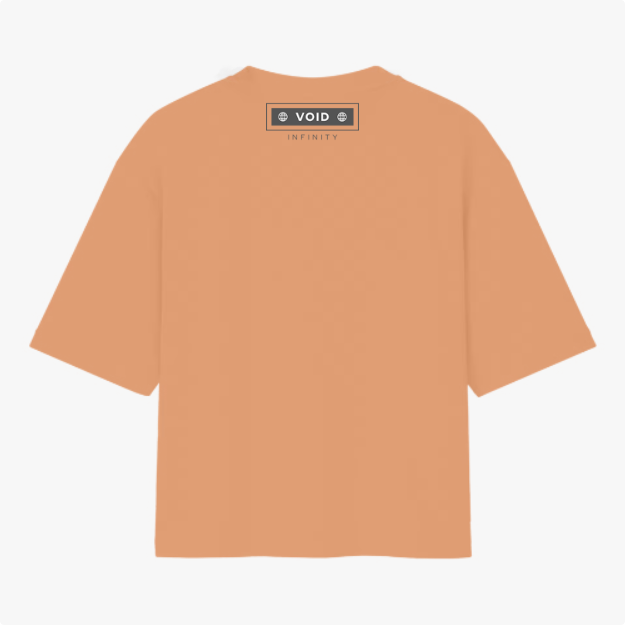 Camiseta com estampa traseira de duas linhas, onde se lê "VOID" cercado por dois círculos, e abaixo "INFINITY", em fonte clara e estilizada.