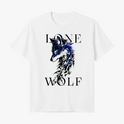 Camiseta com estampa frontal de lobo estilizado em traços geométricos com detalhes contrastantes e as palavras "Lone Wolf" dispostas acima e abaixo.
