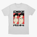 Camiseta com estampa frontal de quatro quadrados ilustrando personagens de cabelo arrepiado, acompanhados pelas letras "DBZ" acima e texto em japonês abaixo.