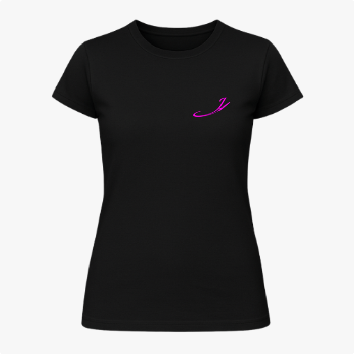 Camiseta com estampa frontal de letra estilizada curva e estampa traseira de ilustração de mulher confiante em vestuário moderno com frase "Gordelicia Sim!".