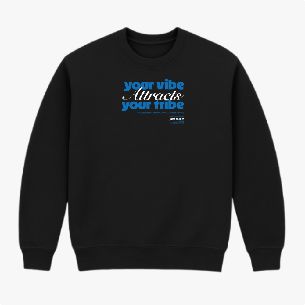 Moletom com estampa frontal de frase motivacional "your vibe attracts your tribe", em letras estilizadas combinando elementos de tipografia cursiva e negrito.
