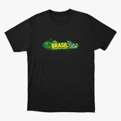 Camiseta com estampa frontal de elementos do agronegócio, incluindo tratores e paisagens agrícolas, junto à inscrição "BRASIL O PAÍS DO AGRO".